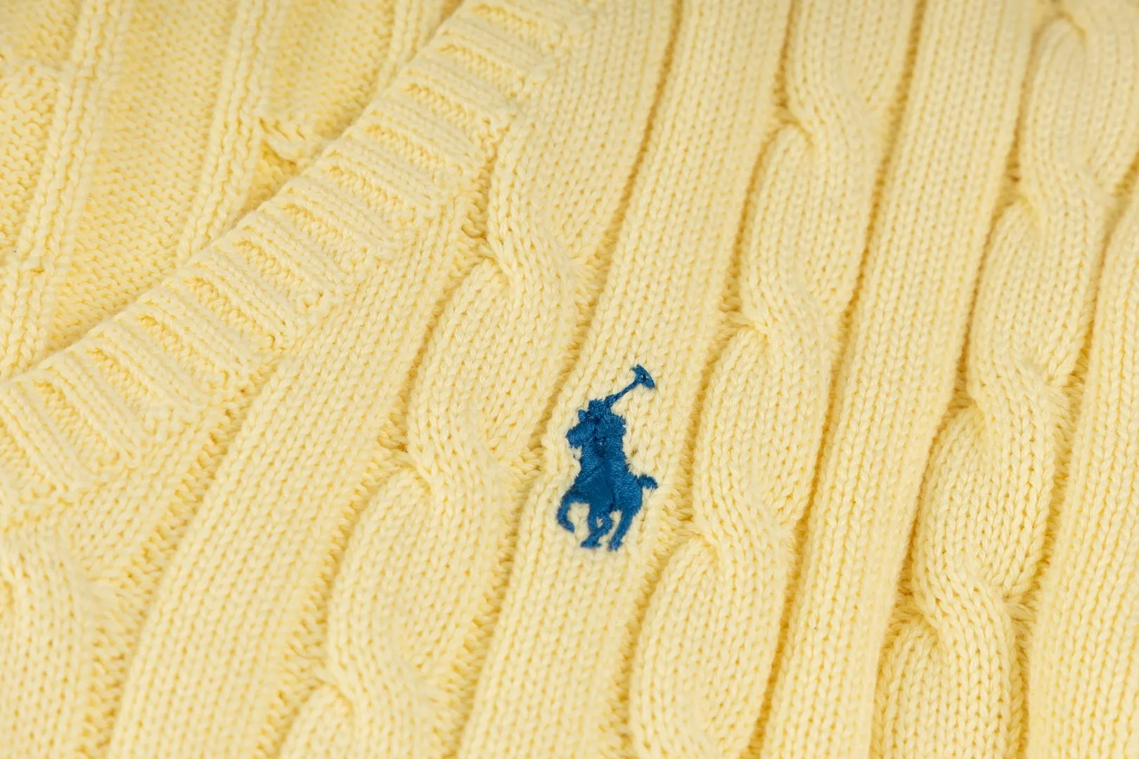 P210 #R90 RALPH LAUREN Thirteen colors of Ralph Lauren classic small label embroidery V-neck pullover cable cardigan sweater women's top, high-density LOGO embroidery on the chest, original customization of tag accessories. Made of pure cotton yarn, pure cotton is skin-friendly and comfortable, small label war horse embroidered twist button V-neck sweater🐎High quality, follow the blogger to learn how to wear it! Let’s buy a Ralph Lauren cable sweater. It’s a super hard-to-find series after it became popular. It’s hard to find one on the official website. It’s simple and practical to wear, with a lazy and loose feel. The thickened fabric has more texture, feels soft and delicate, and has a loose fit. Whether worn alone or layered, you can wear different styles of fashion with just one piece!   Size： Sleeve length: 60/61/62/63